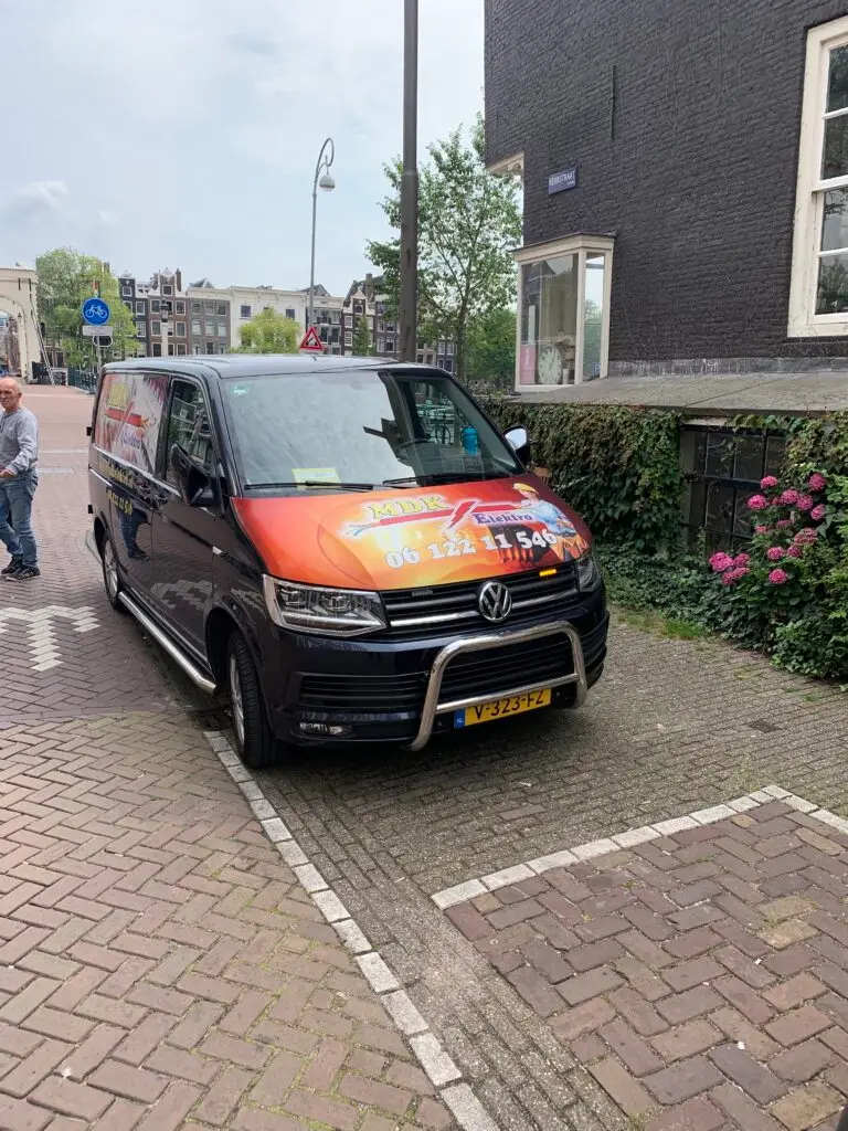 Contact 3 Servicebus van MDK Elektro elektricien geparkeerd bij woning in Katwijk